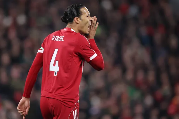 الهولندي فيرجيل فان دايك قائد فريق ليفربول (إ.ب.أ)