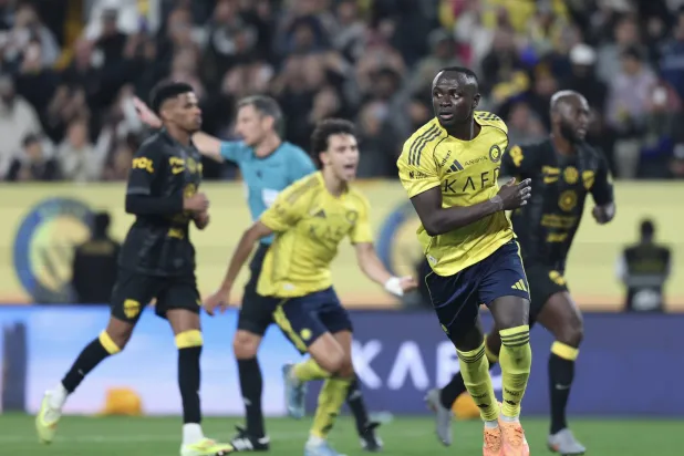 فرحة نصراوية بهدف ساديو ماني (تصوير: عبد العزيز النومان)