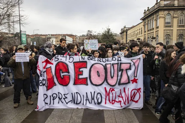 مشاركون في مظاهرة بساحة ليوناردو دا فينشي احتجاجاً على وجود عناصر من قوات الهجرة والجمارك الأميركية خلال دورة الألعاب الأولمبية الشتوية ميلانو-كورتينا (د.ب.أ)