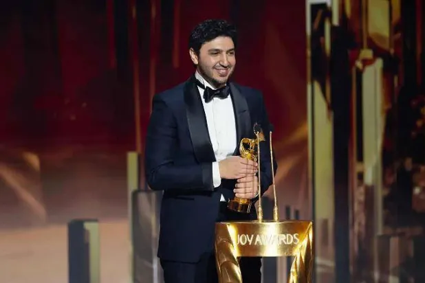 يعتبر محمد فضل شاكر تتويجه بجائزة {جوي أووردز} محطة مهمة في مسيرته الفنية (هيئة الترفيه)