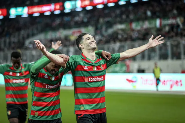 مولودية الجزائر يحتفل بالفوز (الحساب الرسمي لنادي مولودية الجزائر)