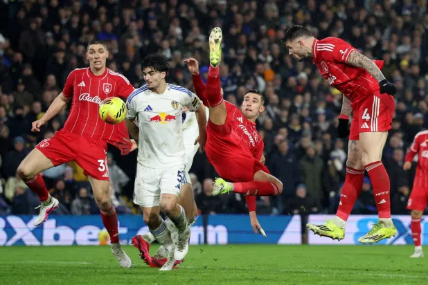 لاعب نوتنغهام فورست موراتو يوجّه ضربة رأس نحو المرمى خلال المباراة (رويترز).