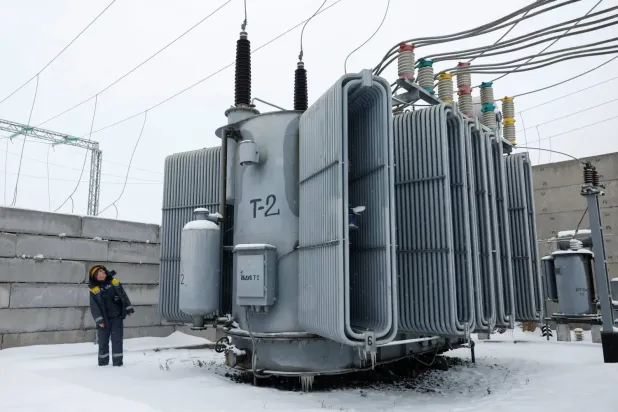 Rus İHA’ları ve füze saldırıları Kiev'deki hayati öneme sahip sivil altyapıya ciddi hasar verdikten sonra, bir enerji şirketinin çalışanı bir elektrik trafosunu inceliyor, (Reuters)