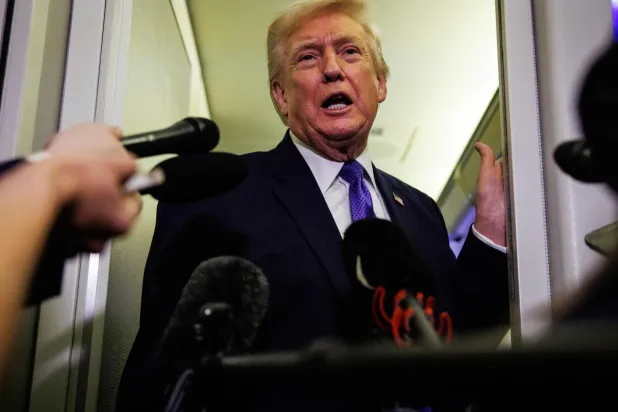 الرئيس الأميركي دونالد ترمب يتحدث إلى الصحافيين على متن الطائرة الرئاسية «إير فورس وان» في طريقه إلى بالم بيتش بولاية فلوريدا (أ.ف.ب) 