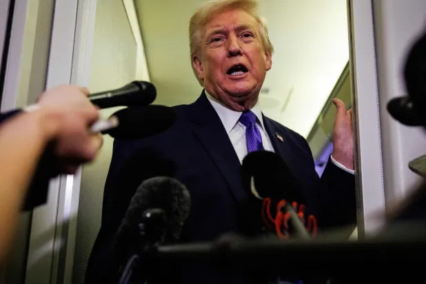 الرئيس الأميركي دونالد ترمب يتحدث إلى الصحافيين على متن الطائرة الرئاسية «إير فورس وان» في طريقه إلى بالم بيتش بولاية فلوريدا (أ.ف.ب) 