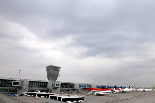 مطار لوبلين غير ‌متاح بسبب النشاط العسكري الذي تشارك فيه ‍طائرات تابعة لحلف شمال الأطلسي (رويترز)