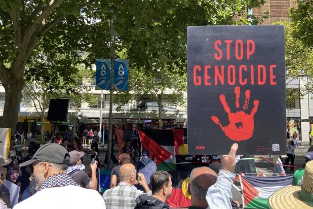  01 February 2026, Australia, Sydney: A protester holds a poster during a Free Palestine rally protesting the invitation of Isaac Herzog to Australia at the State Library of Victoria in Melbourne. (Jay Kogler/AAP/dpa)