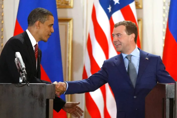 Dönemin ABD Başkanı Barack Obama ve Rus mevkidaşı Dmitriy Medvedev, 8 Nisan 2010 tarihinde Prag’da New START Anlaşması’nı imzaladıktan sonra el sıkışıyor. (AP)