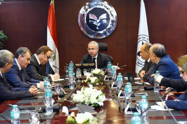 رئيس الهيئة العامة للاستثمار والمناطق الحرة محمد الجوسقي ووفد شركة «دراسكيم» للكيماويات (مجلس الوزراء المصري)