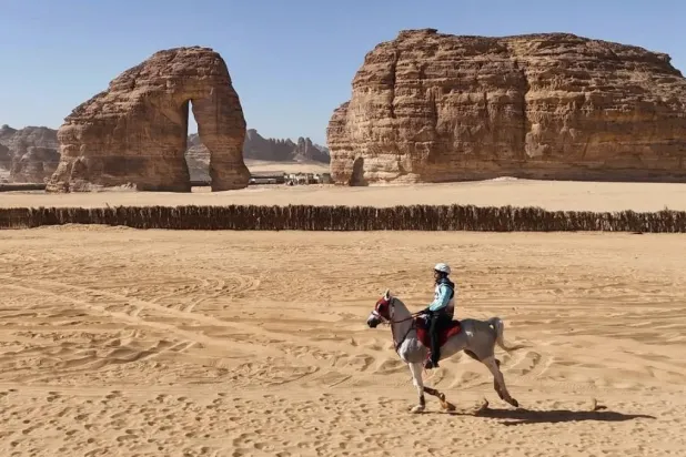 جبل الفيل يبدو في ظل فارس يعدو بخيله في السباق (واس)