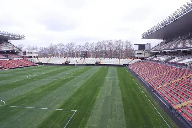 ملعب «فايكاس» يتعرض لظروف سيئة (نادي رايو فايكانو)