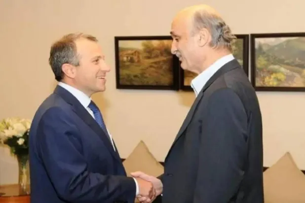 رئيس حزب «القوات اللبنانية» سمير جعجع ورئيس «التيار الوطني الحر» النائب جبران باسيل في لقاء سابق منذ سنوات (أرشيفية - وسائل إعلام لبنانية)