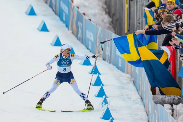 السويدية فريدا كارلسون بطلة التزلج المختلط (أ.ب)