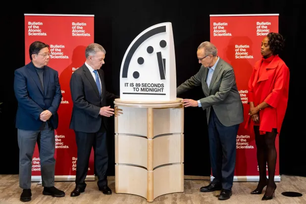 صورة التقطت في 28 يناير الماضي للباحث في جامعة ستانفورد هربرت لين والرئيس الكولومبي السابق خوان مانويل سانتوس والأستاذ الفخري بجامعة برينستون روبرت سوكولو ومديرة قسم علوم الحياة في شركة «ستيرلينغ باي» سوزيت ماكيني وهم يشاركون في إعلان «ساعة القيامة» لعام 2025 التي ضُبطت على 89 ثانية قبل منتصف الليل في واشنطن العاصمة (أ.ف.ب)