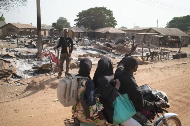 جندي يقف حارساً في قرية وورو بولاية كوارا بعد الهجوم الإرهابي (أ.ب)