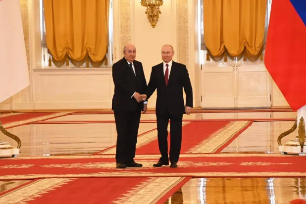 الرئيس الجزائري في لقاء سابق مع الرئيس الروسي خلال زيارته الأخيرة إلى موسكو (الرئاسة الجزائرية)