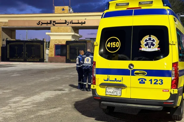 سيارة إسعاف مصرية قرب معبر رفح في 4 فبراير 2026 (رويترز)
