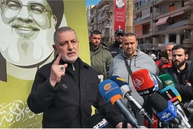 مسؤول وحدة الارتباط والتنسيق في الحزب وفيق صفا متحدثاً إلى الإعلام من موقع اغتيال أمين عام «حزب الله» حسن نصر الله في الضاحية الجنوبية لبيروت العام الماضي (وسائل التواصل الاجتماعي)