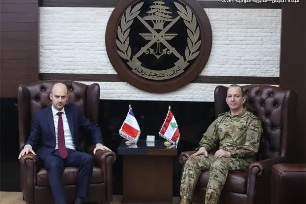 قائد الجيش العماد رودولف هيكل مستقبلاً وزير الخارجية الفرنسي جان نويل بارو (قيادة الجيش)