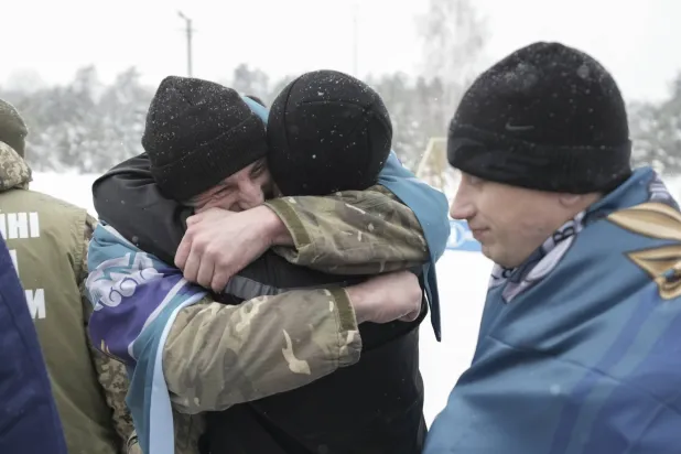 جانب من عملية تبادل الأسرى في موقع غير معلن بأوكرانيا الخميس (إ.ب.أ)