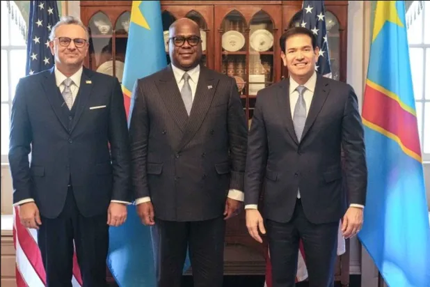 رئيس الكونغو الديمقراطية يتوسط وزير الخارجية الأميركي وكبير مستشاري ترمب (حساب وزارة الخارجية الأميركية على إكس)