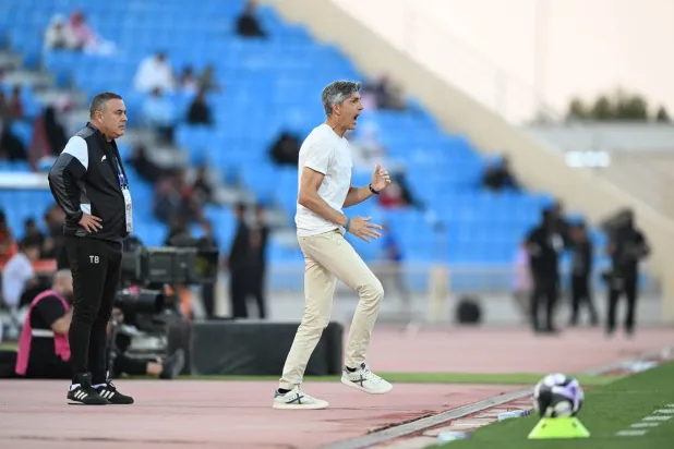 الإسباني إيمانويل ألغواسيل، مدرب فريق الشباب (تصوير: عبد الرحمن السالم)