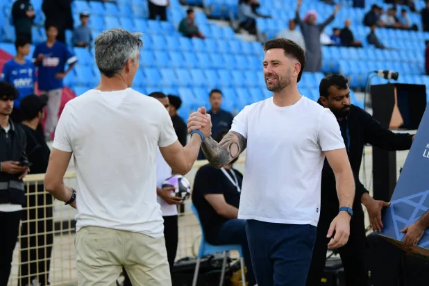  ديس باكنغهام مدرب فريق الخلود (تصوير: عبد الرحمن السالم) 