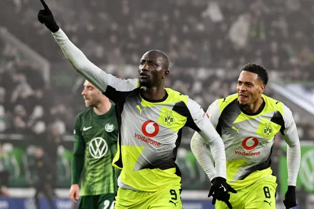 سيرو غيراسي (يسار) يحتفل بهدف الفوز القاتل لدورتموند (رويترز)