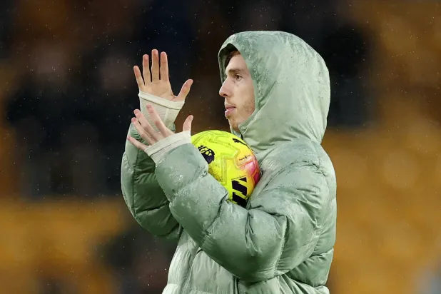 كول بالمر يحتفظ بكرة المباراة بعد تسجيله «هاتريك» في وولفرهامبتون (رويترز)