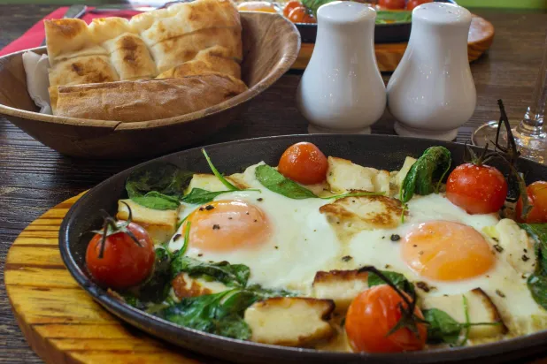 البيض بالشيري توميتو