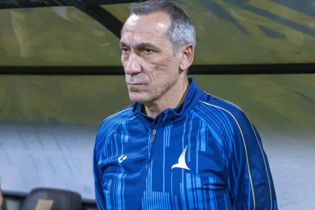 اليوناني دونيس مدرب فريق الخليج (تصوير: سعد الدوسري) 