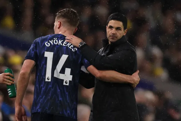 ميكيل أرتيتا وفيكتور جيوكيريس (رويترز)