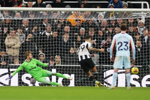 برونو جيمارايش لاعب نيوكاسل يونايتد يسجل الهدف الثاني لفريقه من ركلة جزاء (رويترز)