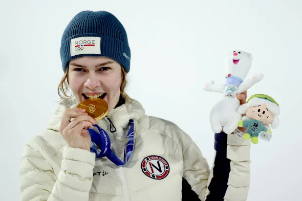 المتوَّجة بالميدالية الذهبية النرويجية آنا أودينه ستروم خلال حفل تتويج منافسات القفز التزلجي للسيدات (رويترز).