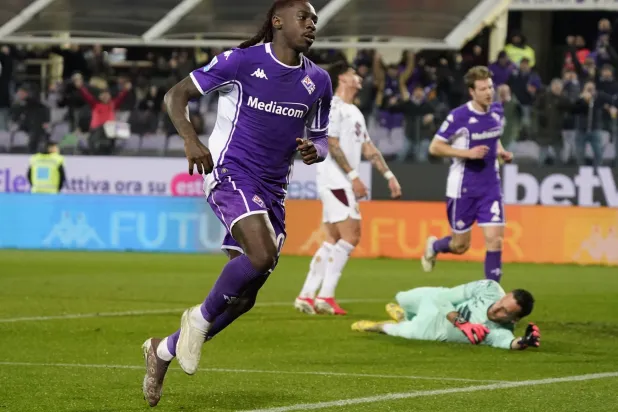 مويس كين، لاعب فيورنتينا، يحتفل بعد تسجيله هدفًا خلال مباراة فيورنتينا أمام تورينو (أ.ب).