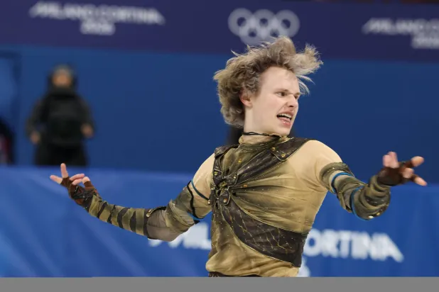 الأميركي إيليا مالينين يؤدي عرضه خلال برنامج الفردي القصير للرجال ضمن منافسات التزلج الفني للفرق (د.ب.أ).