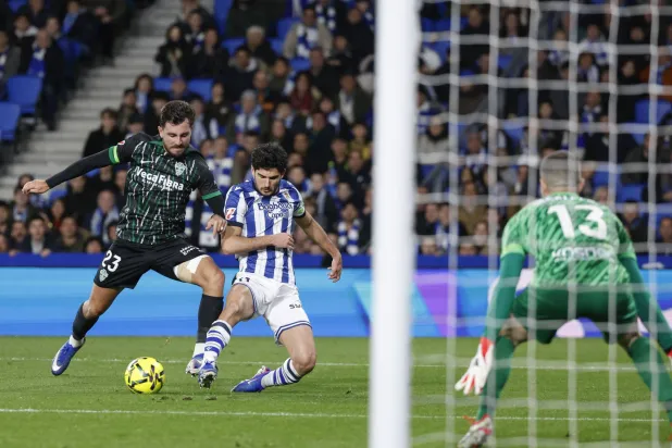 غونسالو غيديش، مهاجم ريال سوسيداد وفيكتور تشوست لاعب إلتشي خلال التحام بينهما (إ.ب.أ).