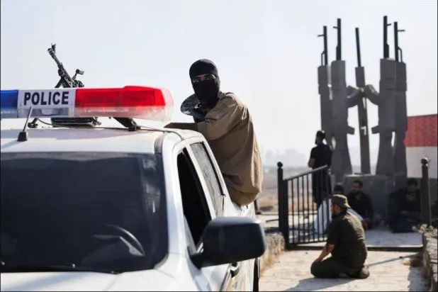 أرشيفية لنقطة تفتيش تابعة لقوى الأمن الداخلي السوري في السويداء (رويترز)