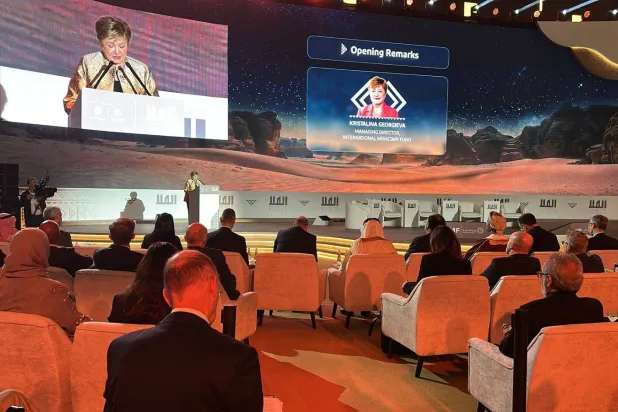 كريستالينا غورغييفا متحدثة إلى الحضور في النسخة الثانية من «مؤتمر العلا للاقتصادات الناشئة» (الشرق الأوسط)