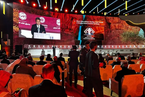 وزير المالية الصيني متحدثاً في مؤتمر العلا (الشرق الأوسط)