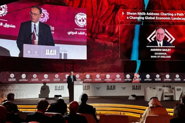 محافظ بنك إنجلترا أندرو بيلي متحدثاً في النسخة الثانية من «مؤتمر العلا للاقتصادات الناشئة» (الشرق الأوسط)