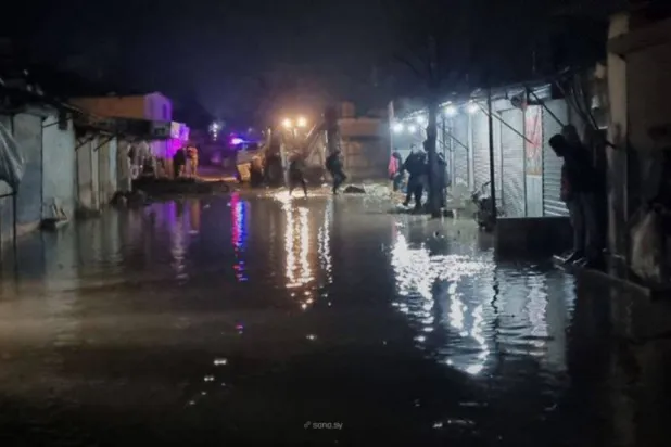 سكان محاصرون بالمياه في أحد الشوارع الغارقة في اللاذقية (سانا)