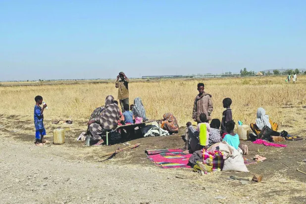 نازحون سودانيون بالعراء بعدما فروا من بلدة هجليج التي سيطرت عليها «قوات الدعم السريع» بغرب السودان إلى مدينة القضارف في الشرق 26 ديسمبر 2025 (أ.ف.ب)