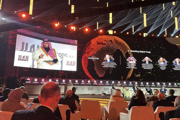 فيصل الإبراهيم متحدثاً في الجلسة الحوارية على هامش «مؤتمر العلا لاقتصادات الأسواق الناشئة» (الشرق الأوسط)