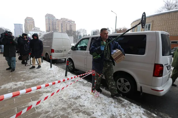 An investigator works outside a residential building where the assassination attempt on Russian Lieutenant General Vladimir Alexeyev took place in Moscow, Russia February 6, 2026. REUTERS/Anastasia Barashkova