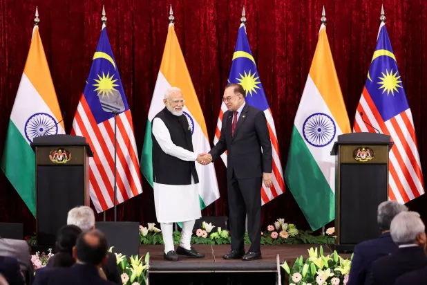 رئيس الوزراء الهندي ناريندرا مودي يصافح نظيره الماليزي أنور إبراهيم خلال مؤتمر صحافي في ماليزيا 8 فبراير 2026 (رويترز)