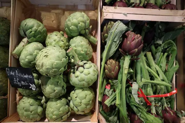 حبات من الخرشوف بأحد المتاجر في لندن (أرشيفية - رويترز)