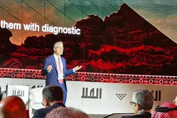 البروفسور بول أنتراس يتحدث إلى الحضور بإحدى الجلسات الحوارية في مؤتمر العلا (الشرق الأوسط)