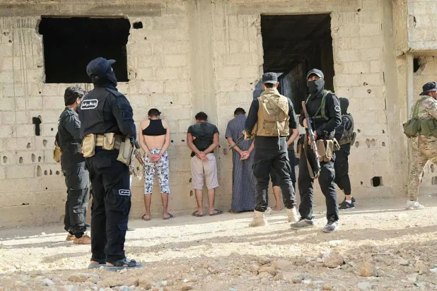 عناصر أمن سوريون خلال حملة اعتقالات 23 يونيو بعد تفجير كنيسة مار إلياس في اليوم السابق بدمشق (أ.ف.ب)