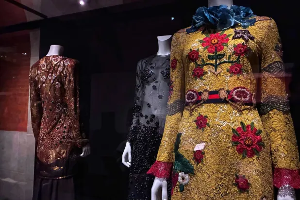 ساعات من شغل الخيط والإبرة تتحوّل لوحات مزهرة على الفساتين (دليل المعرض)